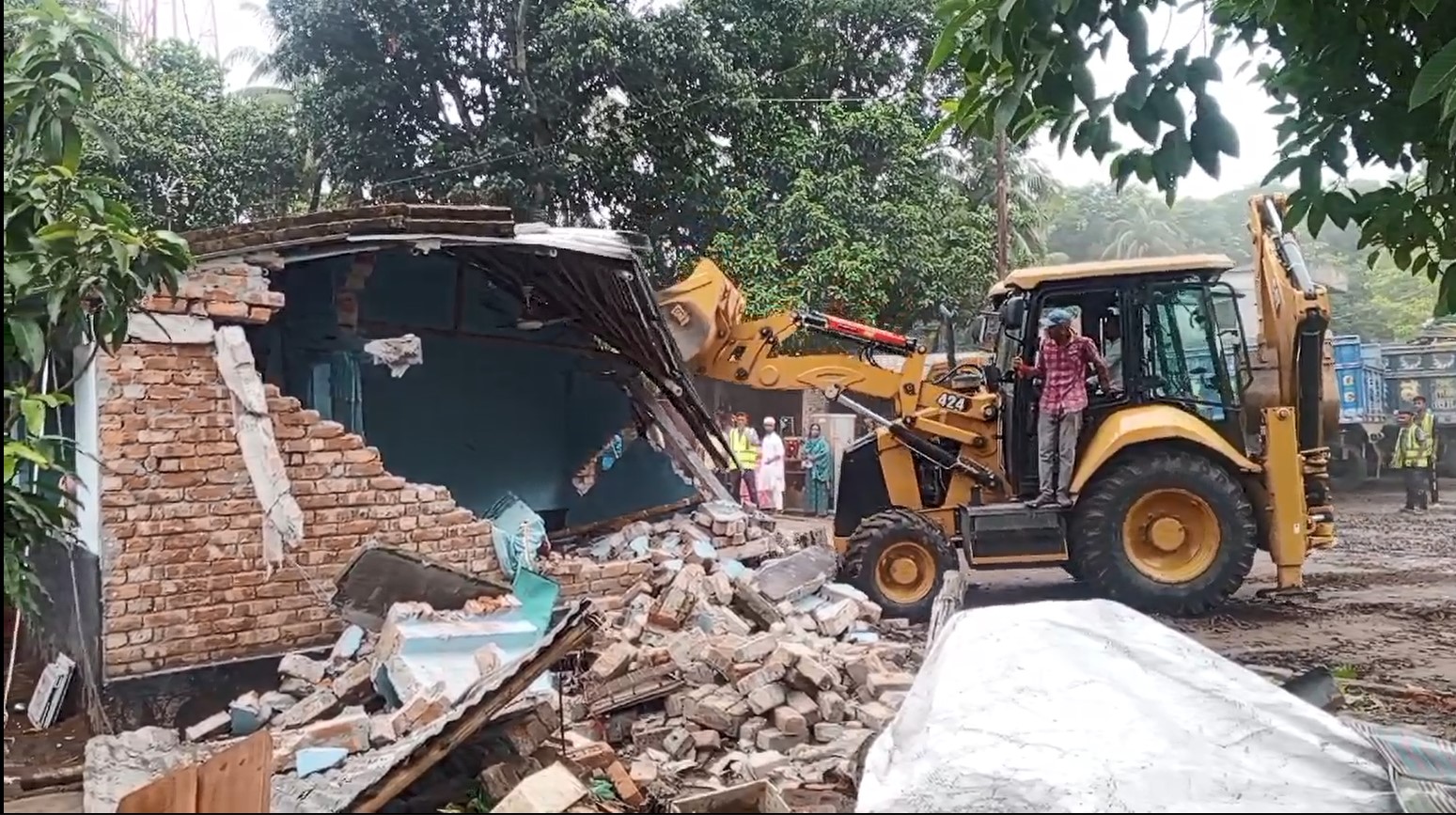 সাতক্ষীরায় সড়কের দুই ধারের অবৈধ স্থাপনা উচ্ছেদ অভিযান শুরু
