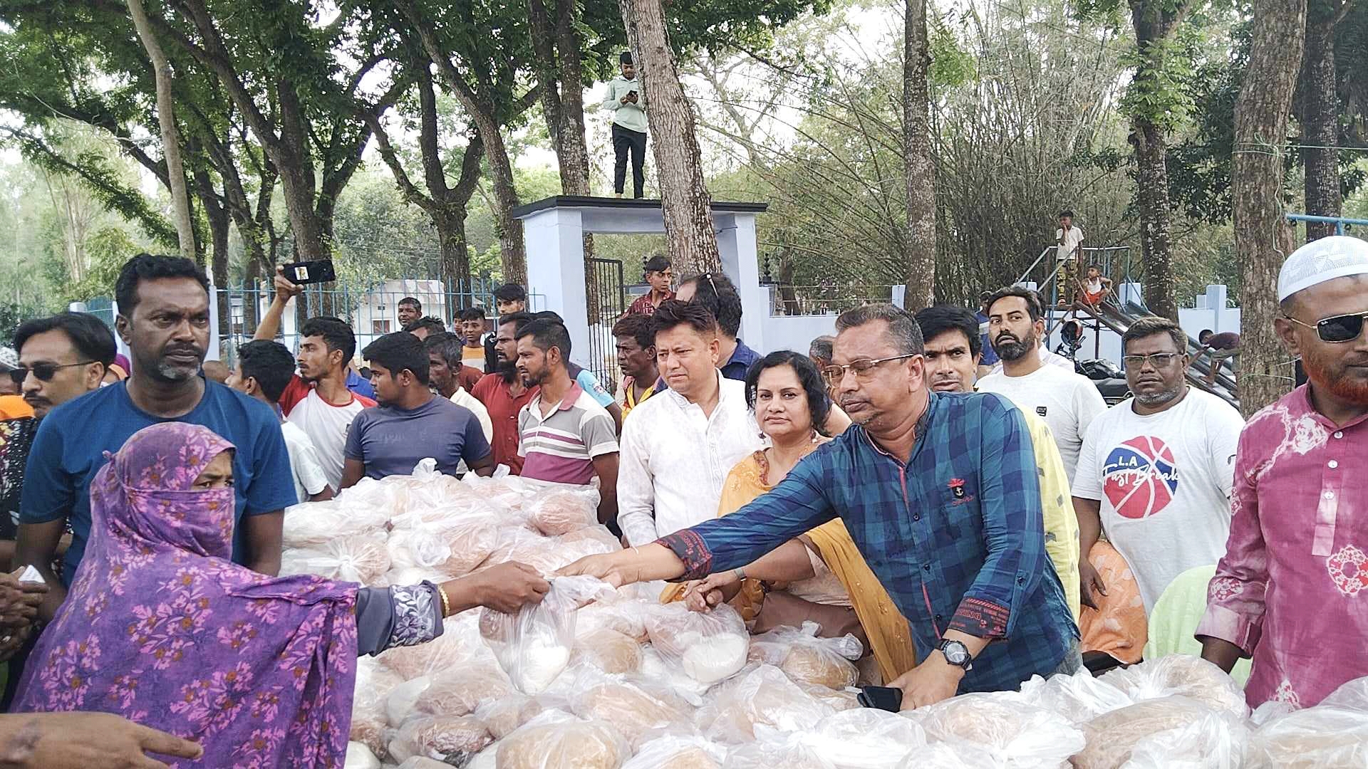 বগুড়ায় ১ হাজার মানুষের মাঝে লিটন পোদ্দারের ঈদ সামগ্রী বিতরণ 