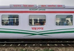 চলন্ত বিজয় এক্সপ্রেস ট্রেনে পাথর নিক্ষেপ, চালক হাসপাতালে। 