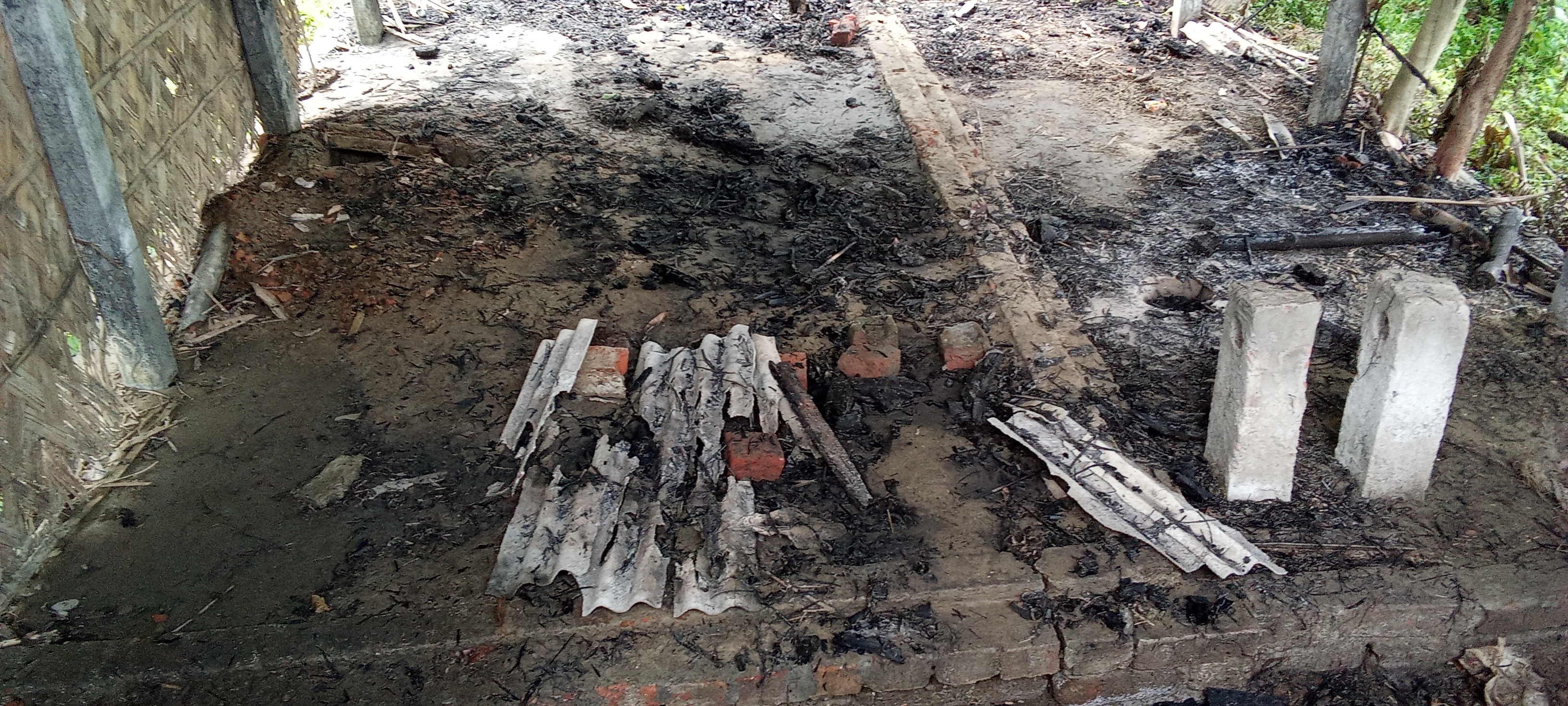 মাগুরায় রাতের আঁধারে বীর মুক্তিযোদ্ধার ঘর পোঁড়ানোর অভিযোগ!!!