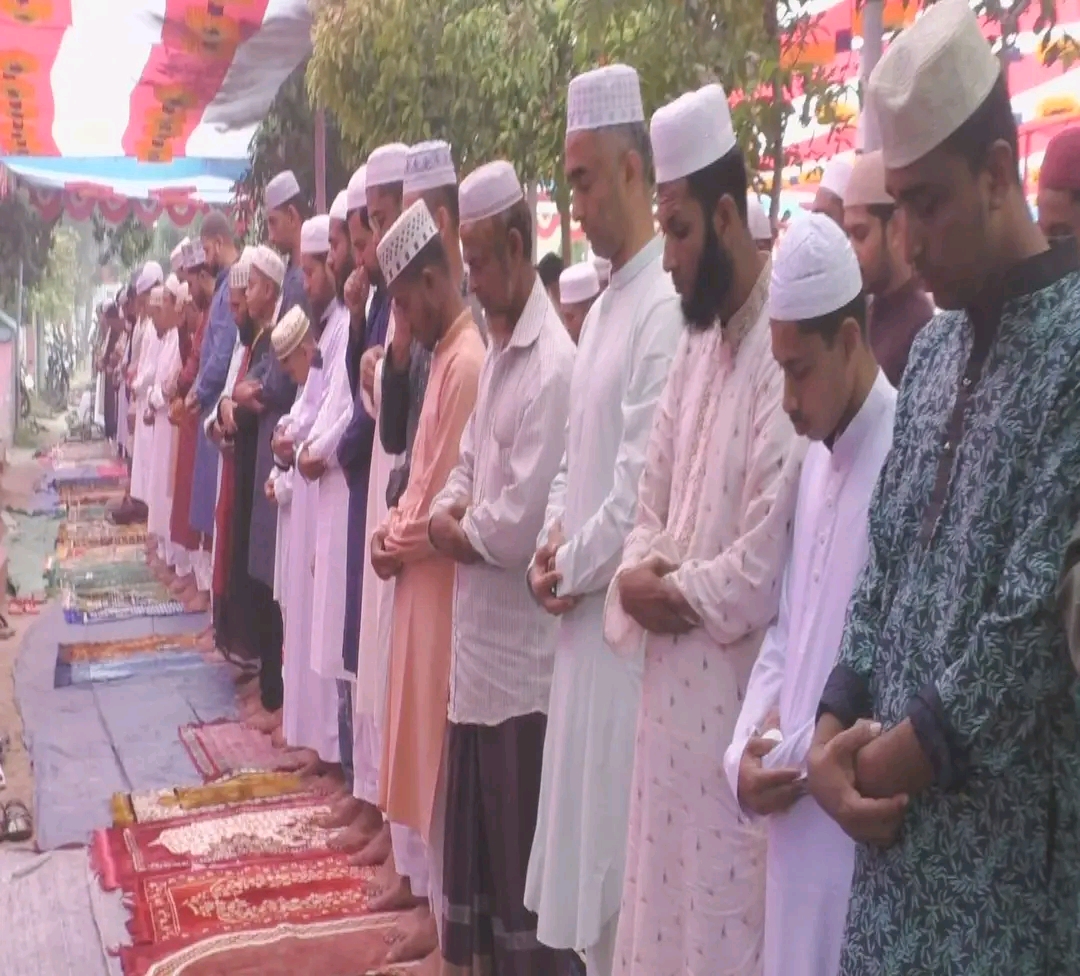 নড়াইলে কেন্দ্রীয় ঈদগাহ ময়দানে ঈদের প্রধান জামাত অনুষ্ঠিত