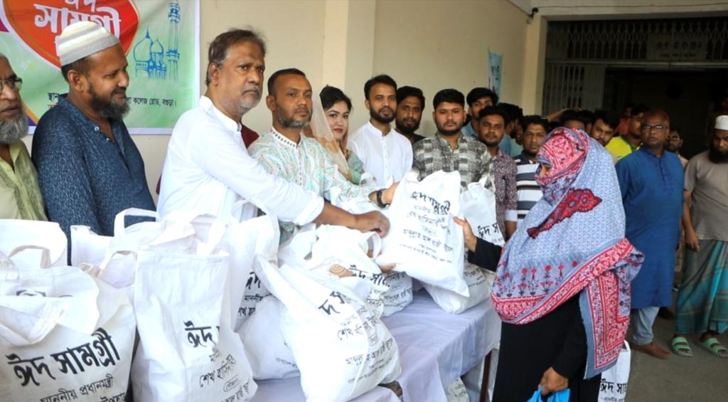 বগুড়ায় ৩"শ পরিবারের মাঝে আ"লীগ নেতার ঈদ সামগ্রী বিতরণ 