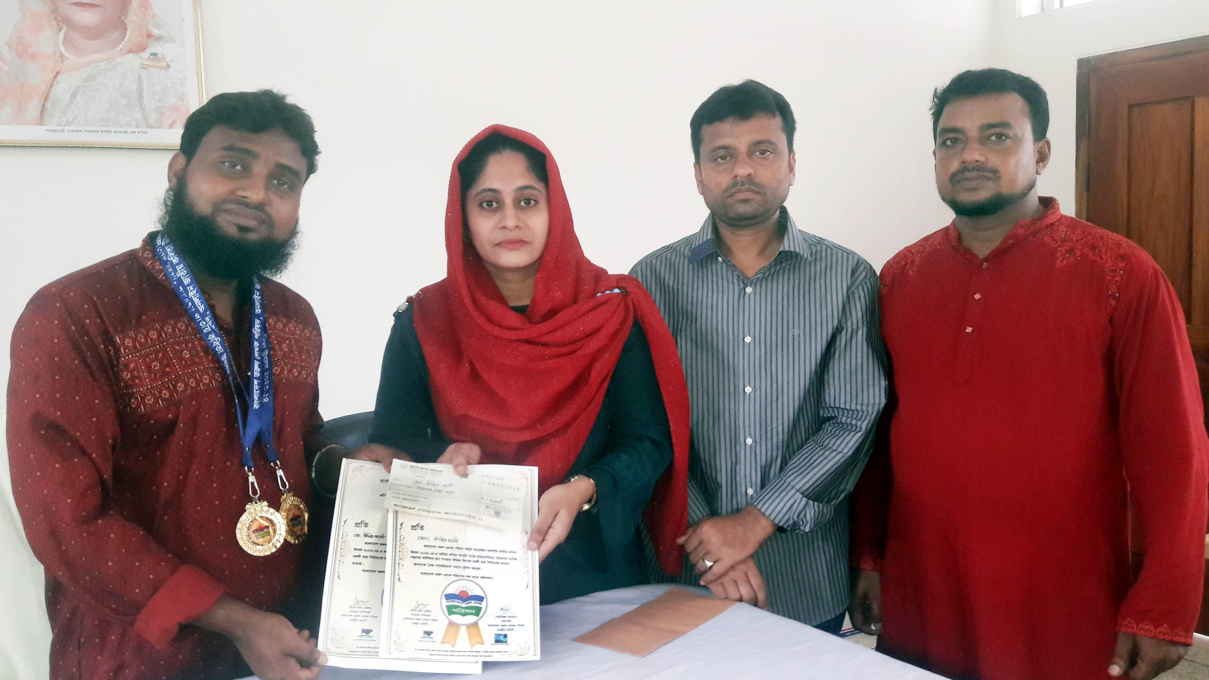 কবিতা প্রতিযোগিতায় দেশসেরা পুরস্কার পেলেন নড়াইলের কবি উজির আলী