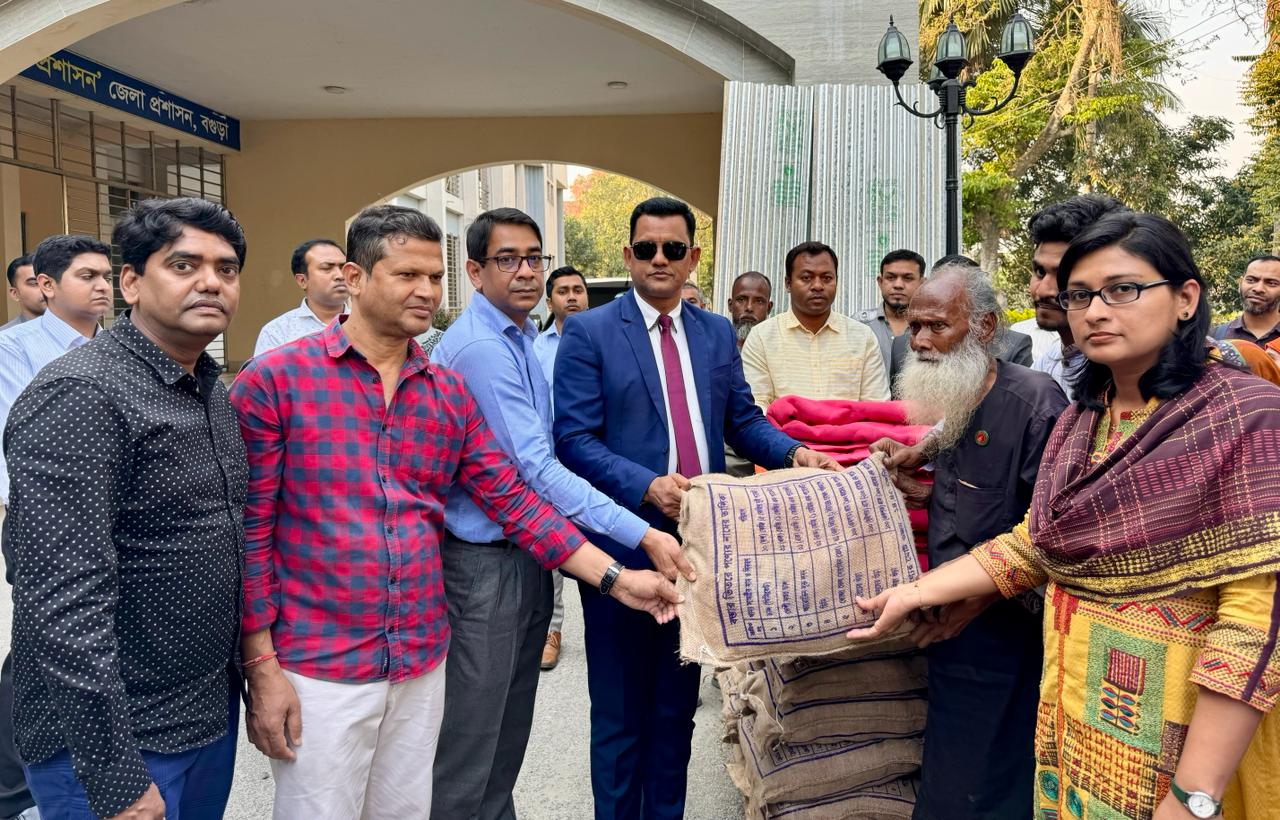 বগুড়ায় চেলোপাড়া রেলবস্তিতে আগুন: ক্ষতিগ্রস্থদের পাশে দাঁড়িয়েছে জেলা প্রশাসন