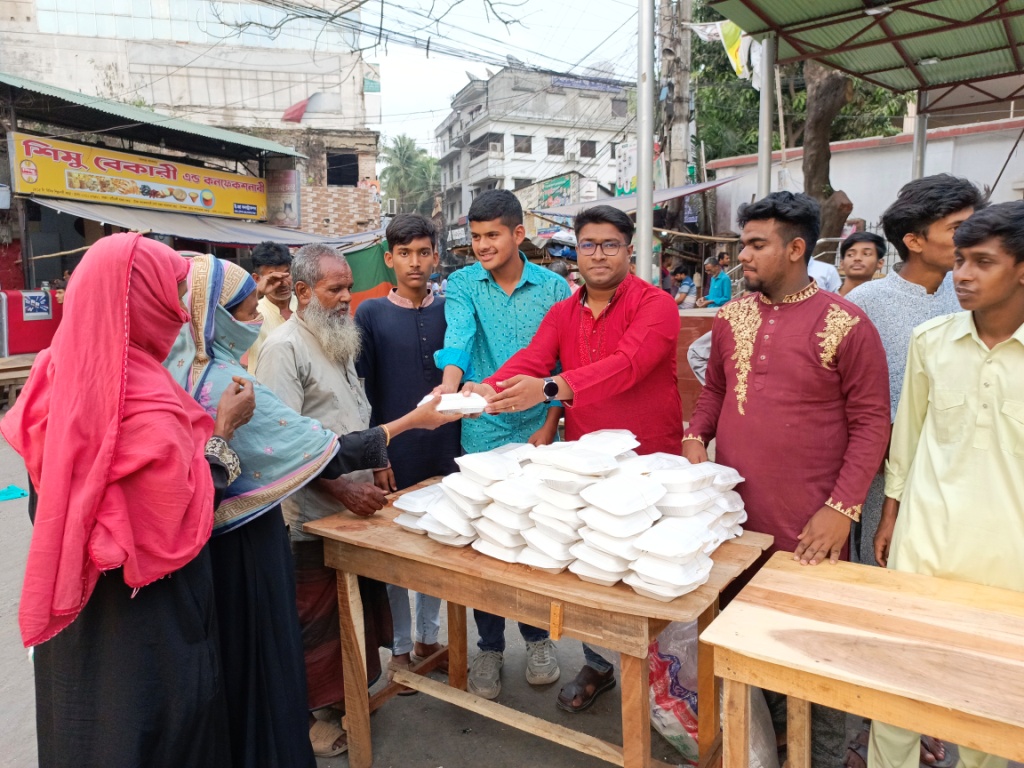 বগুড়ায় ঈদ কেনাকাটার টাকায় অসহায় মানুষদের ইফতার করালেন ১০ শিক্ষার্থী