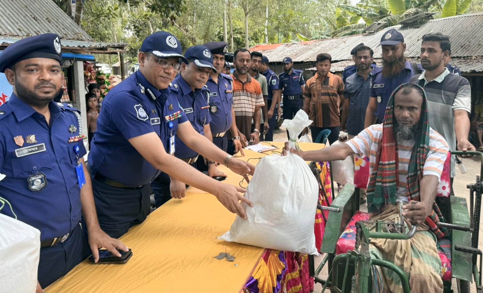 বগুড়ায় ৩ শতাধিক বন্যার্ত পরিবারের  পাশে দাঁড়ালো জেলা পুলিশ