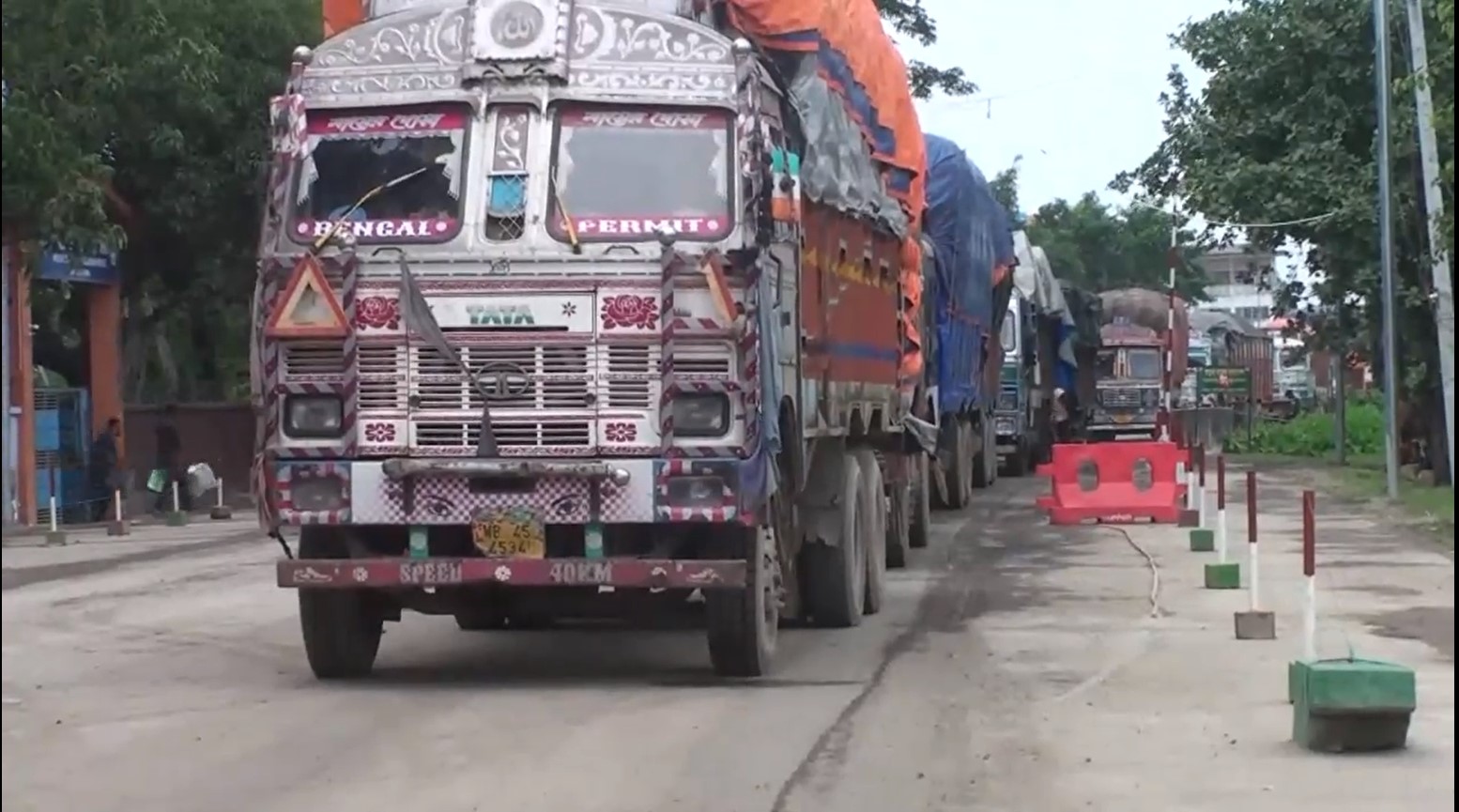 সাতক্ষীরার ভোমরা স্থলবন্দরের আমদানী-রপ্তানী কার্যক্রমে ফিরেছে কর্মচাঞ্চল্য 