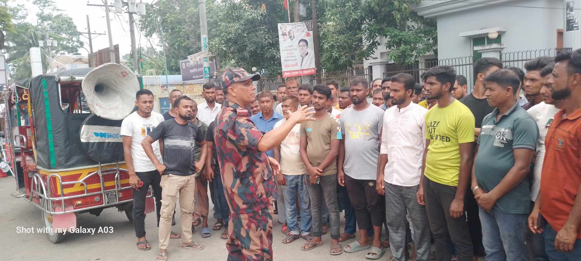 সীমান্তে বিএসএফ গুলি চালাতে পারে আশঙ্কায় বিজিবির সতর্কতা মাইকিং