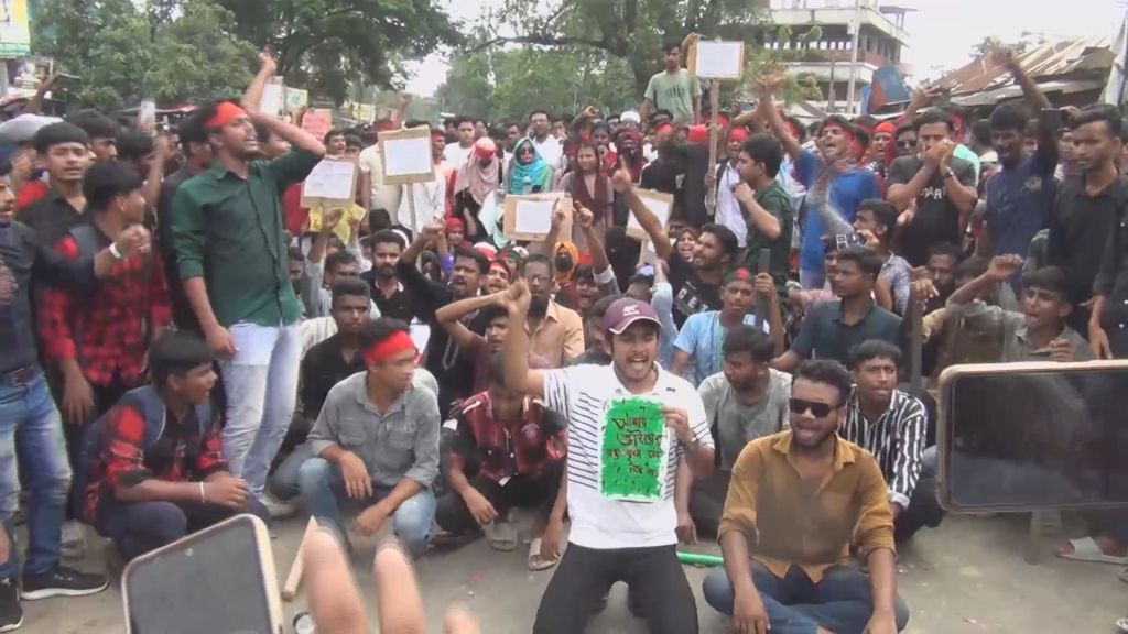 নড়াইলে আ.লীগ, আন্দোলনকারী শিক্ষার্থী ও পুলিশের দিনভর পাল্টাপাল্টি হামলায়  রনক্ষেত্র-গুলিবিদ্ধ কয়েকজন-আহত ২০