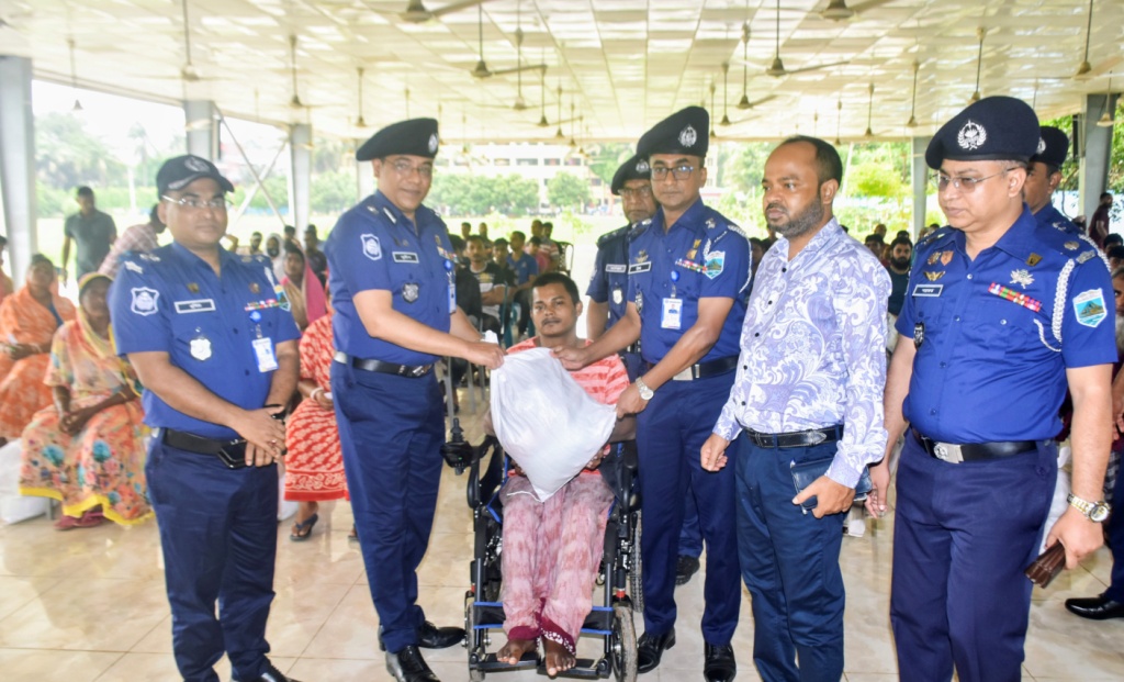 বগুড়ায় অধ:স্তন কর্মচারীদের মাঝে জেলা পুলিশের খাদ্য সামগ্রী বিতরণ