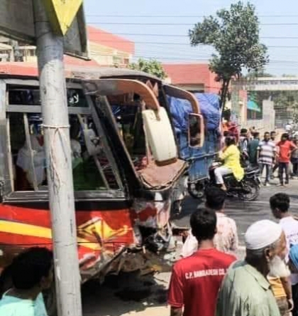 বগুড়ায় বাস ও প্রাইভেটকারের সংঘর্ষে শ্রমিক নেতাসহ নিহত ৩