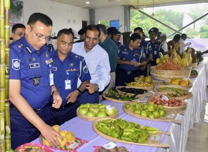 বগুড়ায় জেলা পুলিশের  ব্যতিক্রমী মৌসুমি ফল উৎসব