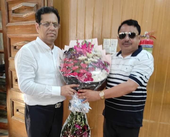 সুপ্রীম কোর্টের সম্পাদক শাহ মনজুরুল হক"কে ফুলের শুভেচ্ছা-অভিনন্দন...সাবেক চেয়ারম্যান মামুন