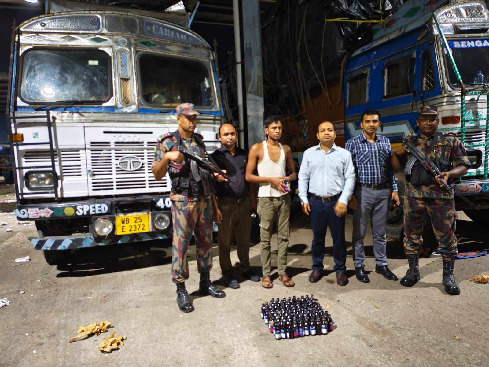 বেনাপোল ভারতীয় পণ্যবাহী ট্রাক থেকে ফেন্সিডিলসহ ড্রাইভারকে আটক করেছে বিজিবি