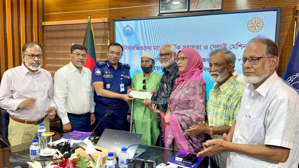 বগুড়ায় দুরারোগ্য ব্যাধিতে আক্রান্ত নাজমুলের পাশে দাঁড়ালো জেলা পুলিশ ও রোটারী ক্লাব অব উত্তরা