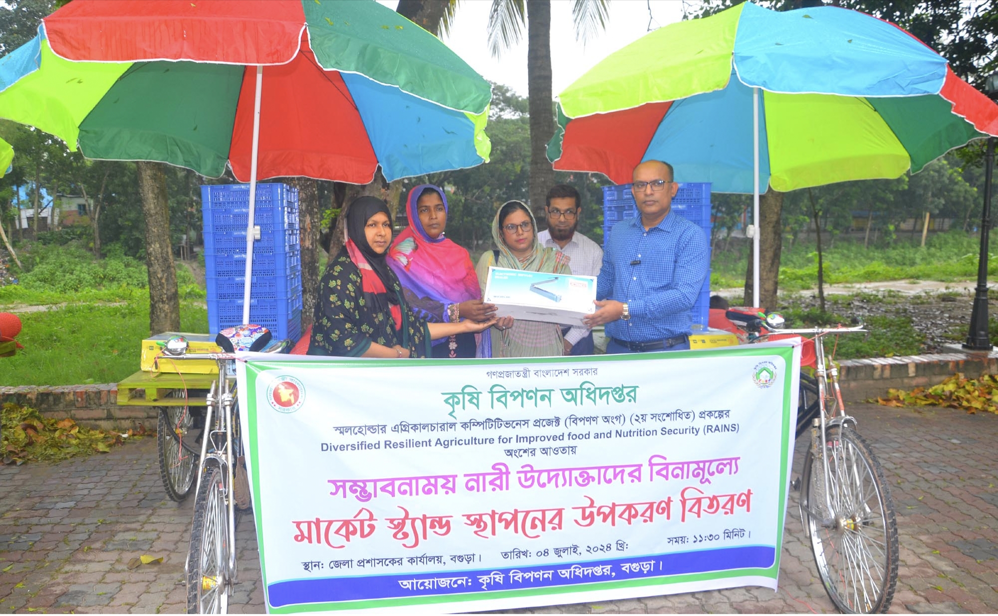 বগুড়ায় সম্ভাবনাময় ৩ নারী উদ্যোক্তা পেলেন মার্কেট স্ট্যান্ড স্থাপনের উপকরণ