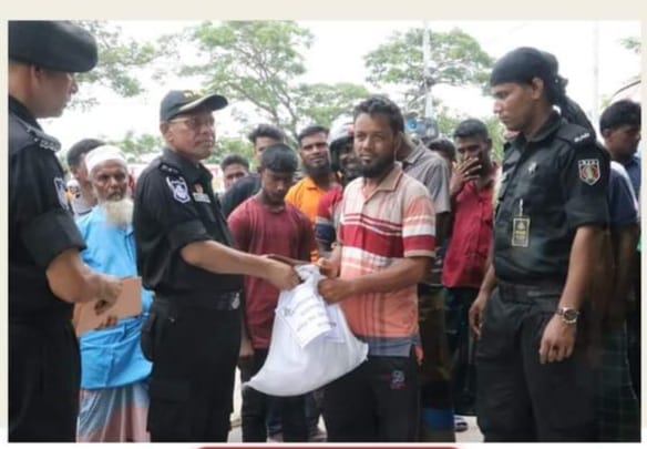 সাতক্ষীরার শ্যামনগরে বনদস্যুদের মাঝে ঈদ উপহার সামগ্রী বিতরণ