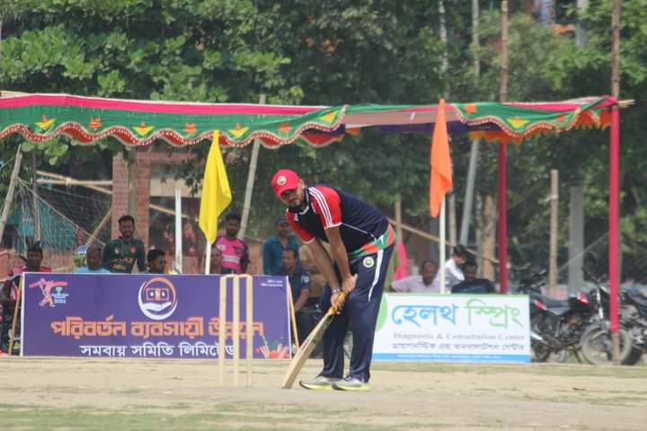 শৈশবের মাঠে বন্ধুদের ব্যচে ক্রিকেট খেললেন মাশরাফি- ঈদের আনন্দে ৩২ দলের ব্যাচ ক্রিকেটেই চলছে  নড়াইলে