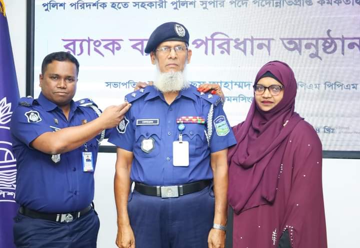 ময়মনসিংহে সহকারী পুলিশ সুপারদের ব্যাজ পরিয়েদেন পুলিশ সুপার মাছুম আহাম্মদ ভুইয়া