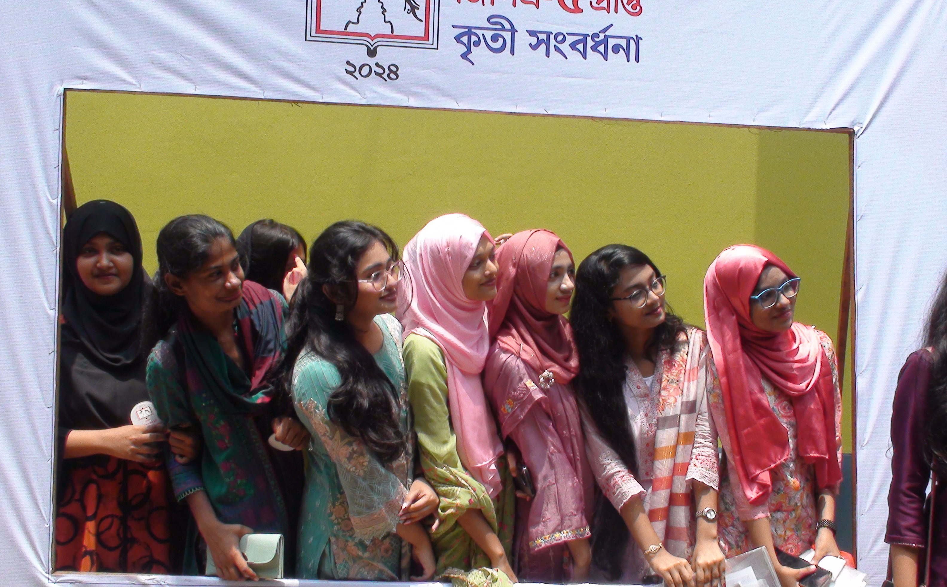 নড়াইলে এসএসসি ও সমমানের পরিক্ষায় জিপিএ-৫ পাওয়া কৃতী শিক্ষার্থী ও গুণী শিক্ষককের সংবর্ধনা দেয়া হয়েছে