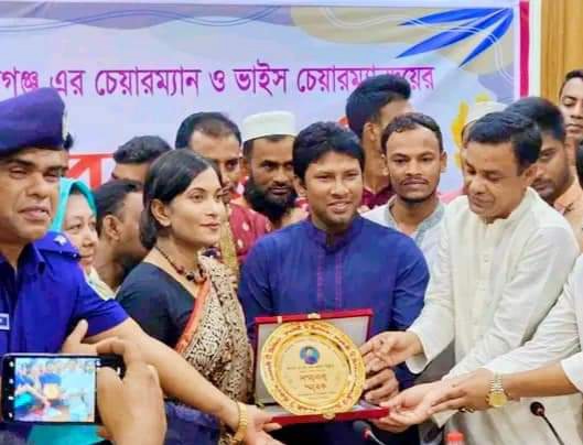 ঈশ্বরগঞ্জের উপজেলা চেয়ারম্যান বদরুল আলম প্রদীপকে ফুলের তোরা দিয়ে বরণ
