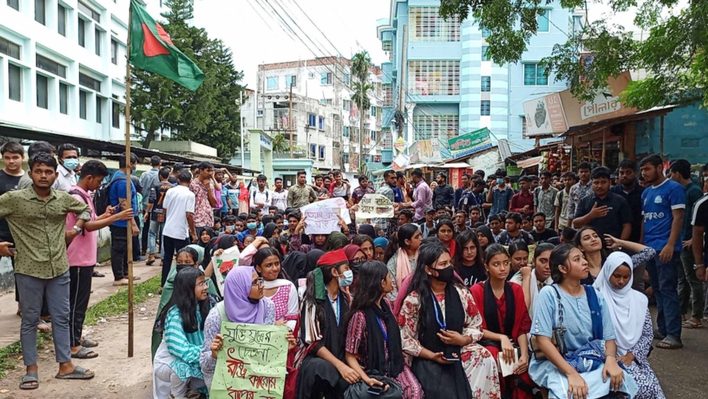 রিমেমবারিং আওয়ার হিরোস: বগুড়ায় গানে  গানে নিহতদের স্মরণ করল  শিক্ষার্থীরা