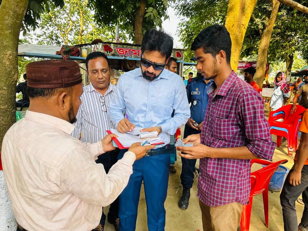 ময়মনসিংহের জয়নুল আবেদীন পার্কে মোবাইল কোর্টের অভিযান পরিচালনা । 