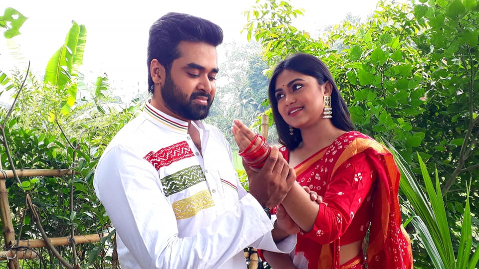 "যদি হই কাঁকন তোমার ঐ হাতে"