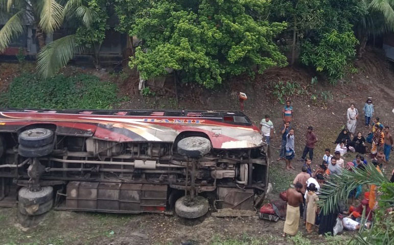নড়াইলে যাত্রিবাহী বাস নিয়ন্ত্রন হারিয়ে উল্টে খাদে পড়ে আন্তত ১৫ যাত্রি আহত