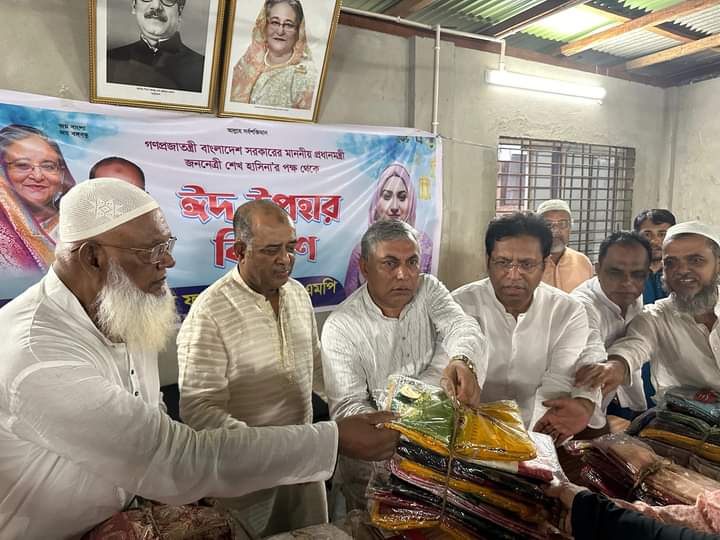 অসহায়দের মাঝে ঈদের সামগ্রী দেন  ব্যারিস্টার ফারজানা ছাত্তার এমপি