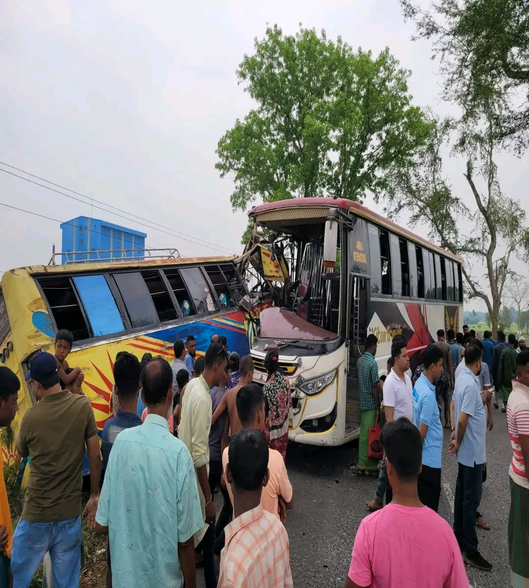 নড়াইল-ঢাকা মহাসড়কে বাসের মুখোমুখি সংঘর্ষে চালক নিহত, আহত ২০