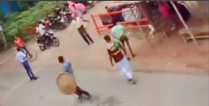 মাগুরায় আওয়ামী লীগের দু-গ্রুপের সংঘর্ষে বাড়িঘর ভাঙচুর-লুটপাট! দেশীয় অস্ত্রসহ আটক-৬ 