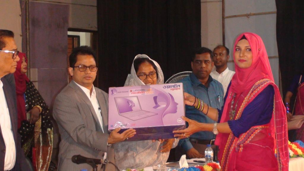 নড়াইলে ফ্রি ল্যাপটপ পেলো ২"শ ৪০জন ফ্রিল্যান্সিং শিক্ষার্থী