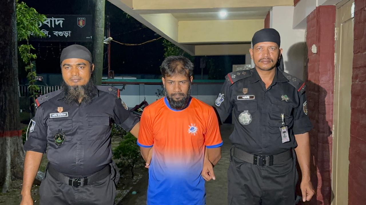 যাবজ্জীবনের সাজা মাথায় নিয়ে পলাতক  ছিলেন ১৭ বছর: অবশেষে গ্রেপ্তার