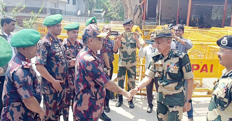 বিজিবি মহাপরিচালকের শার্শায় নুর মোহাম্মাদ সমাধিস্থলে ফুল দিয়ে শ্রদ্ধা নিবেদন ও বেনাপোল সীমান্ত পরিদর্শন