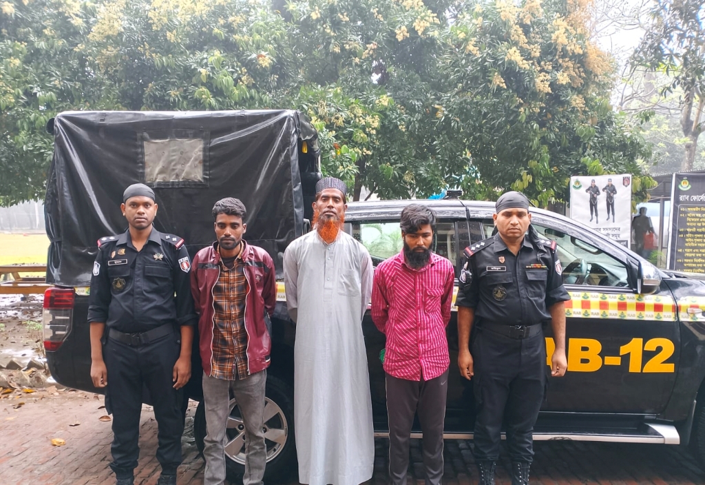 বগুড়ায় মহাসড়কে ট্রাক থামিয়ে চাঁদাবাজি: র&zwj;্যাবের অভিযানে গ্রেপ্তার ৩