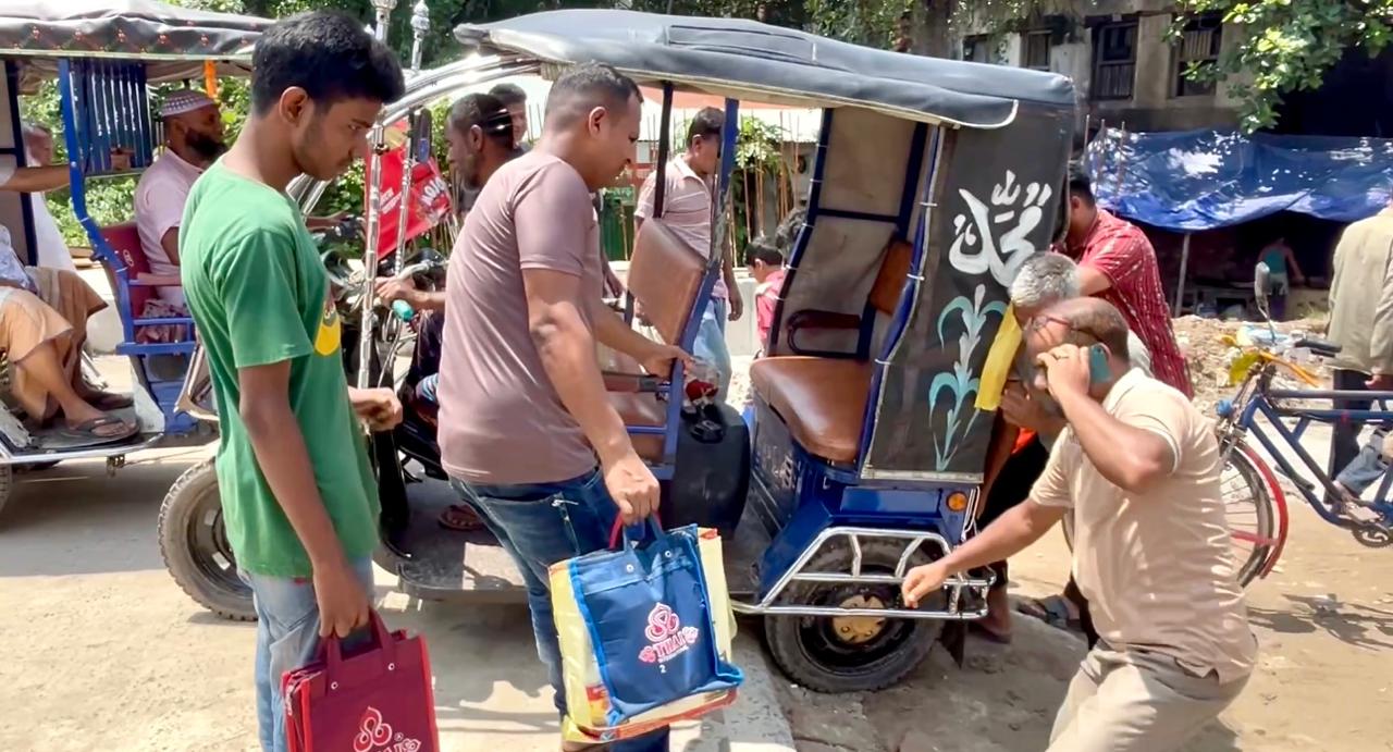 নির্মাণাধীন অবস্থাতেই সেতু ঘিরে ভ্রাম্যমান ব্যবসায়ীদের রাজত্ব!