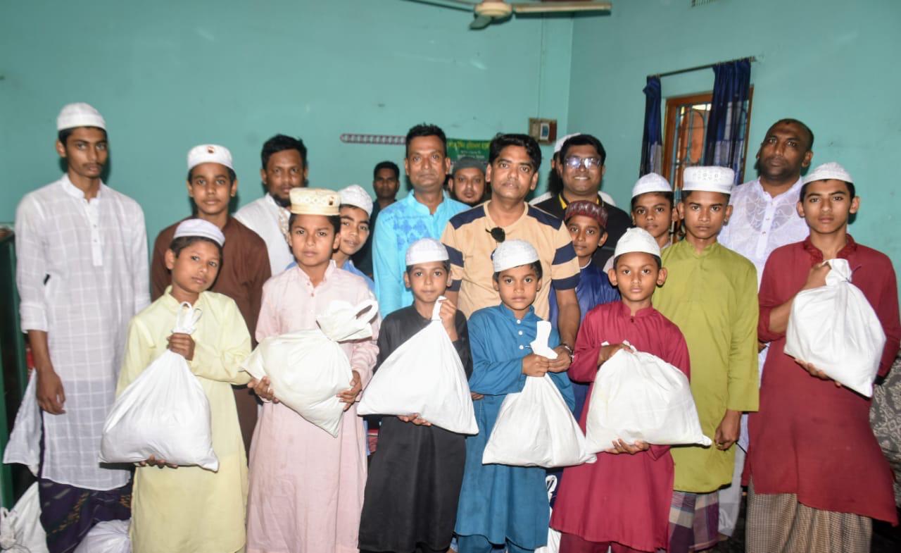 বগুড়ায় এতিম শিশুদের মাঝে ব্যবসায়ী নেতার ঈদসামগ্রী বিতরণ