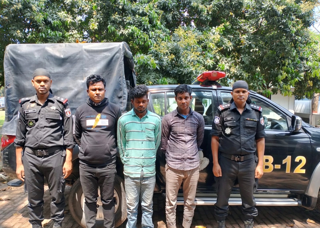বগুড়ায় সাড়ে ১৫ কেজি গাঁজাসহ র&zwj;্যাবের হাতে গ্রেপ্তার ৩