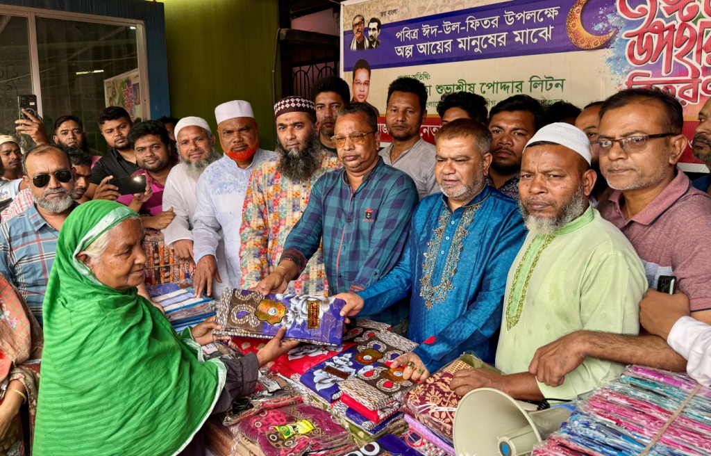ঈদের আগে বগুড়ায় ৩ হাজার মানুষের মুখে হাসি ফোঁটালো কাউন্সিলর মতিন