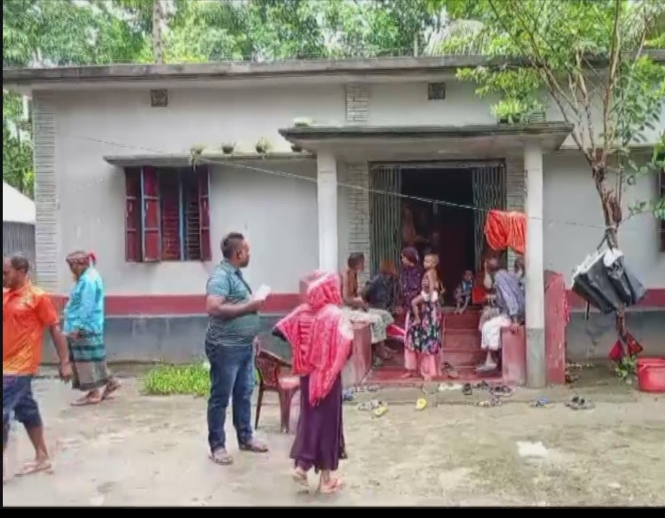 নড়াইলের প্রত্যন্ত পল্লীতে এক গৃহস্থের বাড়ীতে ডাকাতি
