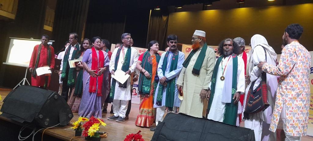 মানিকগঞ্জে ১৫ গুণীজনকে  শিল্পকলা একাডেমির সম্মাননা  প্রদান 