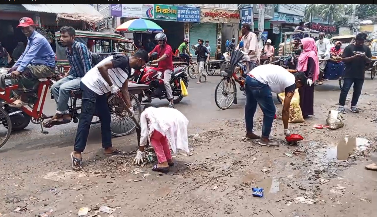 সাতক্ষীরায় ট্রাফিক পুলিশের ভূমিকায় শিক্ষার্থীরা, স্বস্তিতে সাধারণ মানুষ