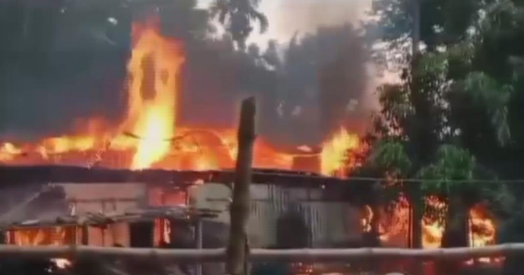 নড়াইলে আগুনে সহায় সম্বল হারিয়ে নিঃস্ব দুটি পরিবার
