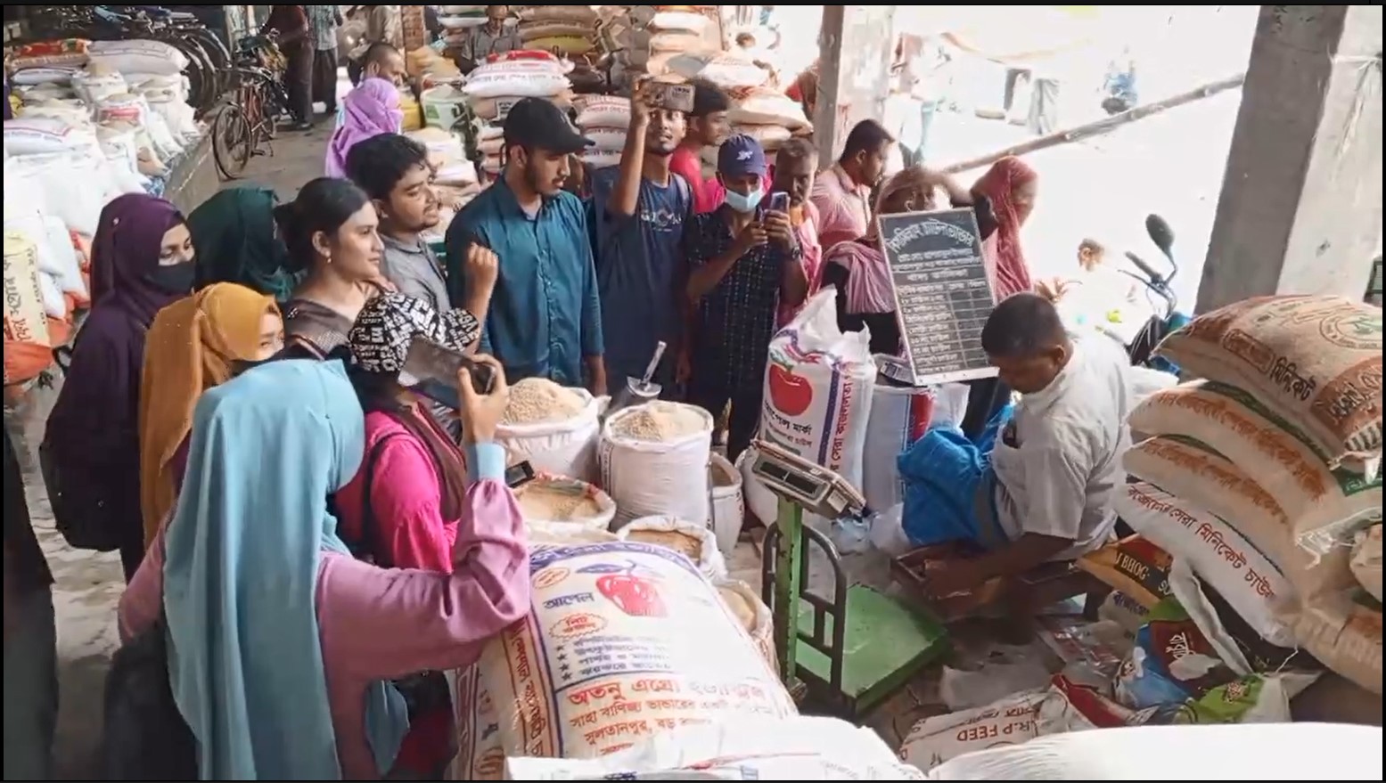 সাতক্ষীরায় শুধু ট্রাফিক নয়, রাস্তাঘাট পরিষ্কার পরিচ্ছন্ন ও অস্থিতিশীল বাজার নিয়ন্ত্রনে মাঠে শিক্ষার্থীরা