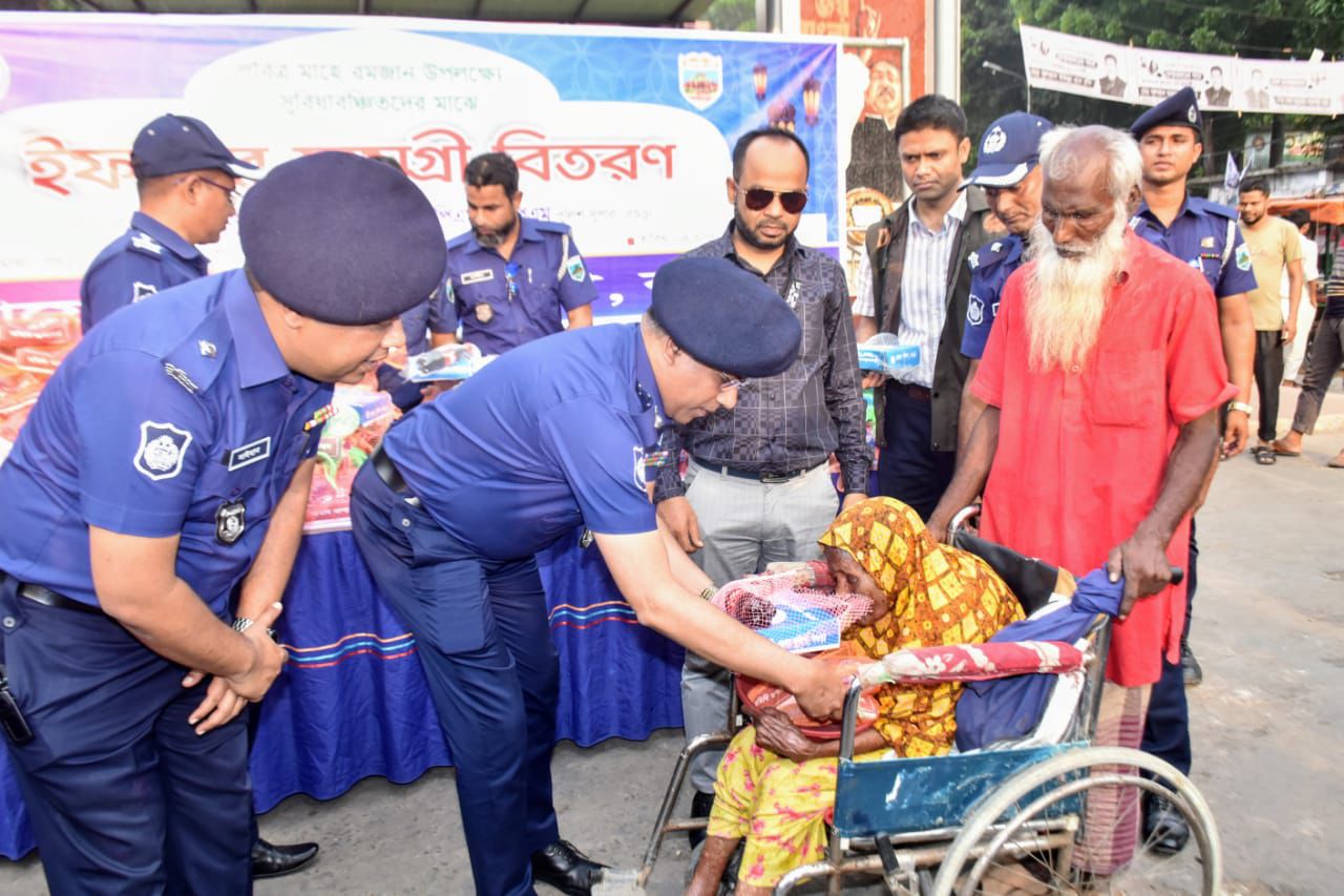 বগুড়ায় সুবিধাবঞ্চিত মানুষের মাঝে জেলা পুলিশের ইফতার বিতরণ