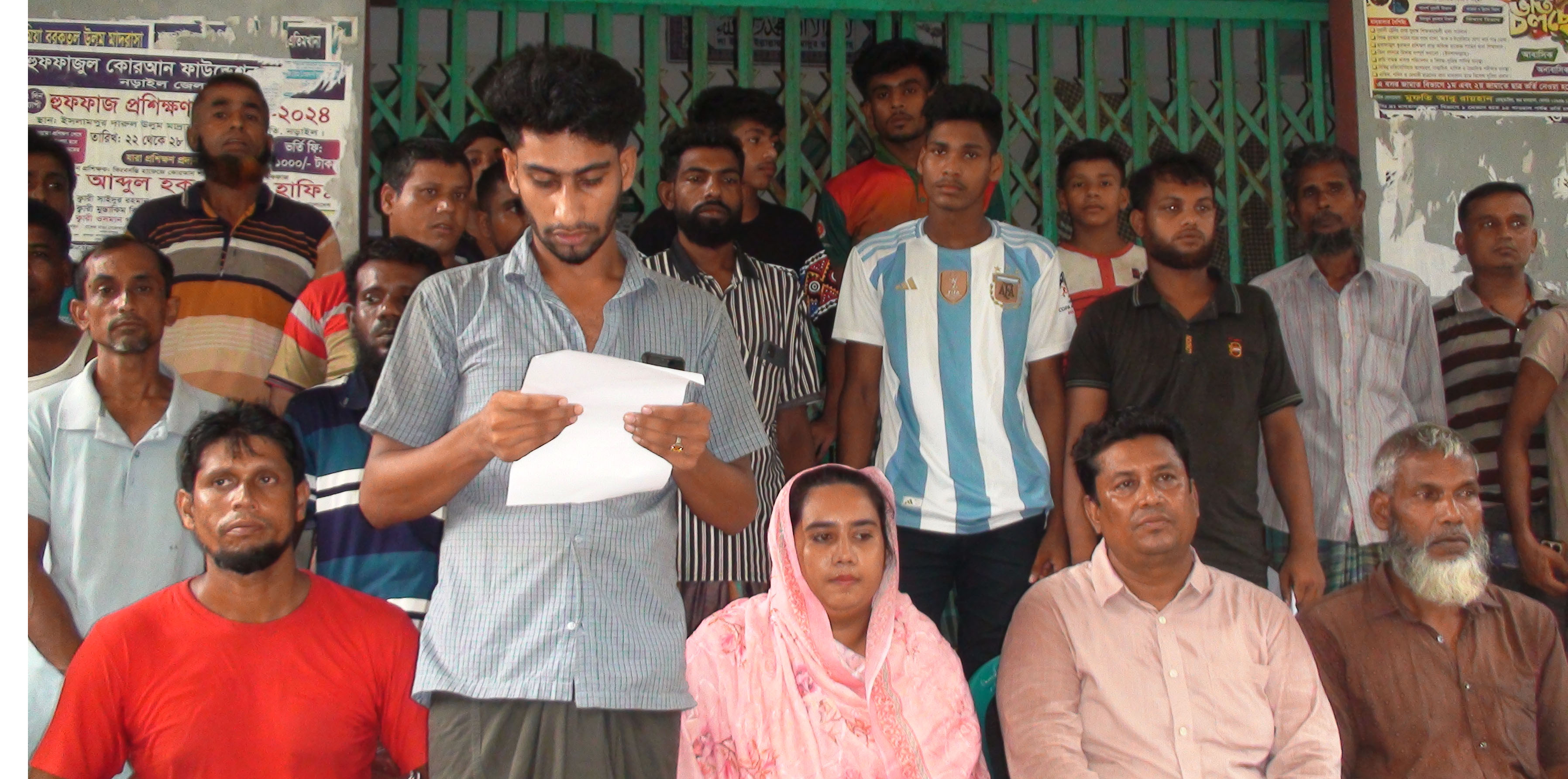 অবৈধ অস্ত্রে গুলিবিদ্ধ দুইজন-সন্ত্রাসীদের গুলির ভয়ে আতঙ্কে এলাকাবাসী