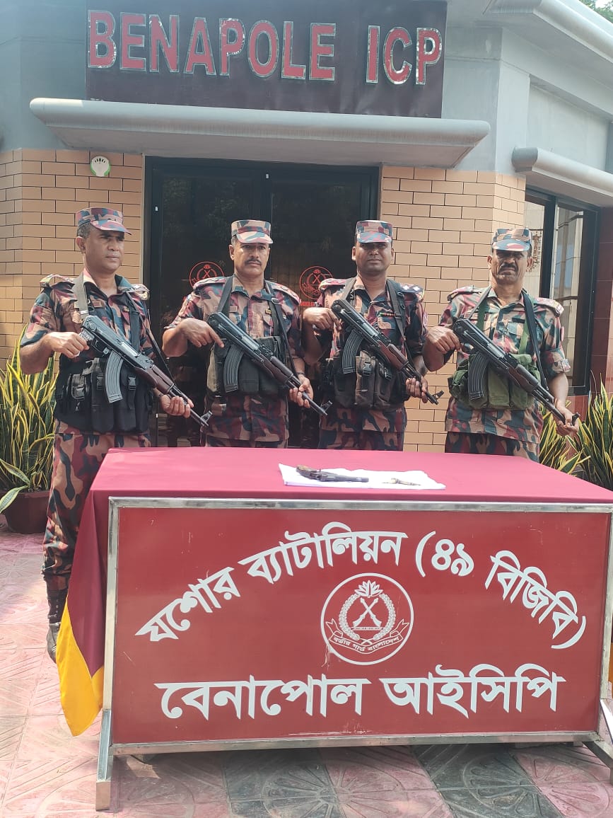বেনাপোল সাদিপুর সীমান্ত থেকে পরিত্যক্ত অবস্থায় অস্ত্র ও গুলি উদ্ধার।