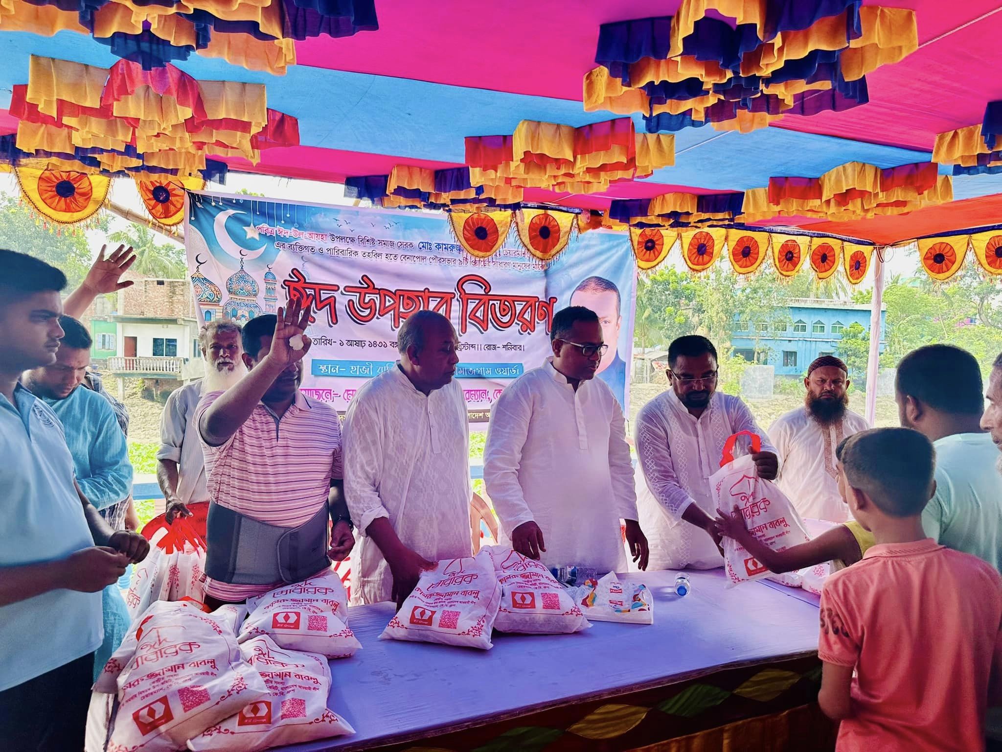 বেনাপোলে মানবতার সেবায় কামরুজ্জামান বাবলুর ঈদ উপহার সামগ্রী বিতরন