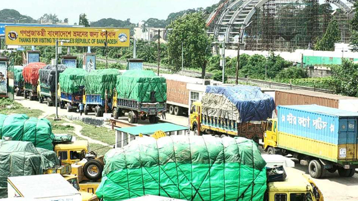 ৪ দিন পর বেনাপোল বন্দর দিয়ে আমদানি রফতানি আবারও চালু।। বন্দরে ফিরে এসেছে কর্মচাঞ্চল্যতা